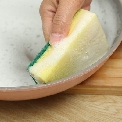 鐵鍋用久了又臟又黑,教你一個小妙招,鍋具潔凈如新~真心覺得好用!