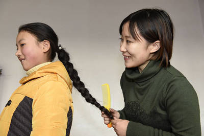 父母患病,11歲女孩早當家 班級好班長 家中好幫手